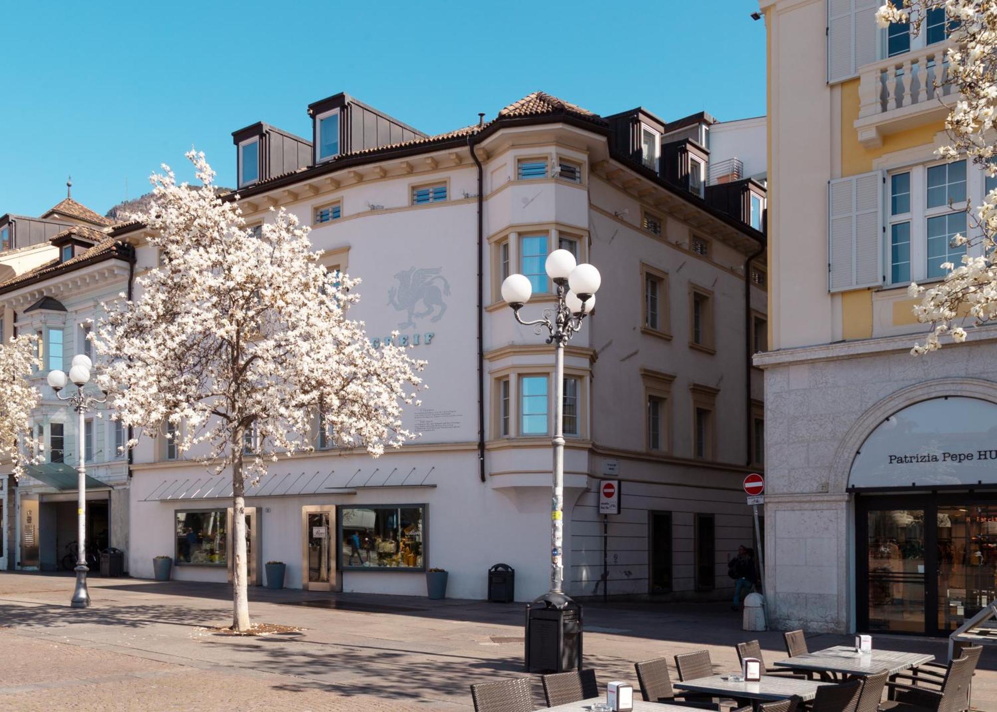 Hotel Greif, A Member Of Design Hotels โบลซาโน ภายนอก รูปภาพ